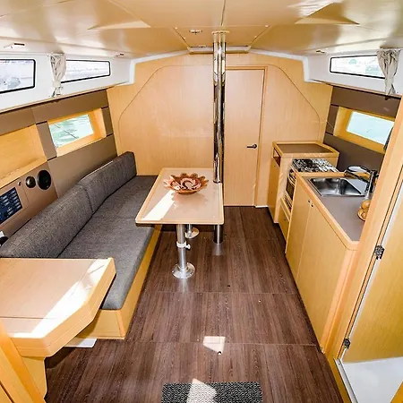 Oceanis 38