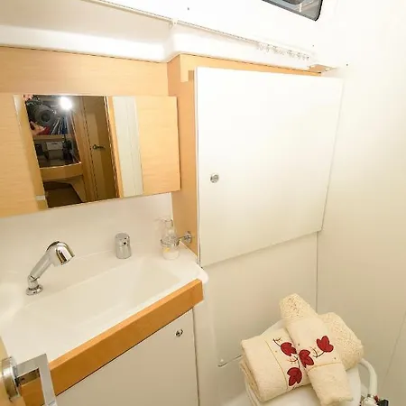 Oceanis 38 Hotel en barco